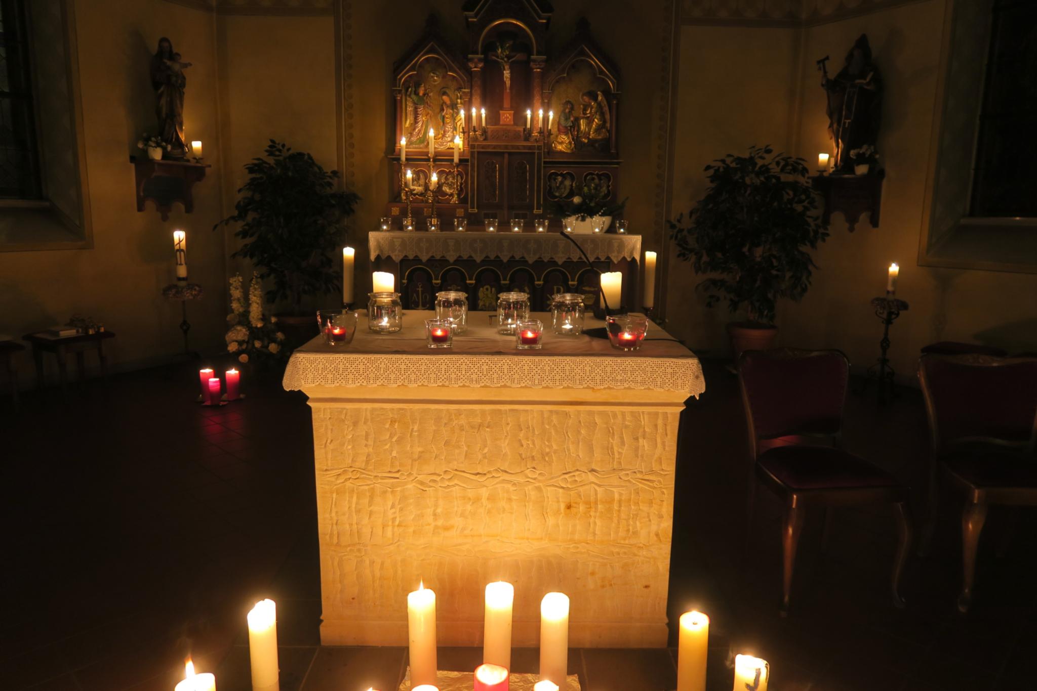 über 100 Kerzen erhellten die St. Antonius-Kirche in Liebshausen