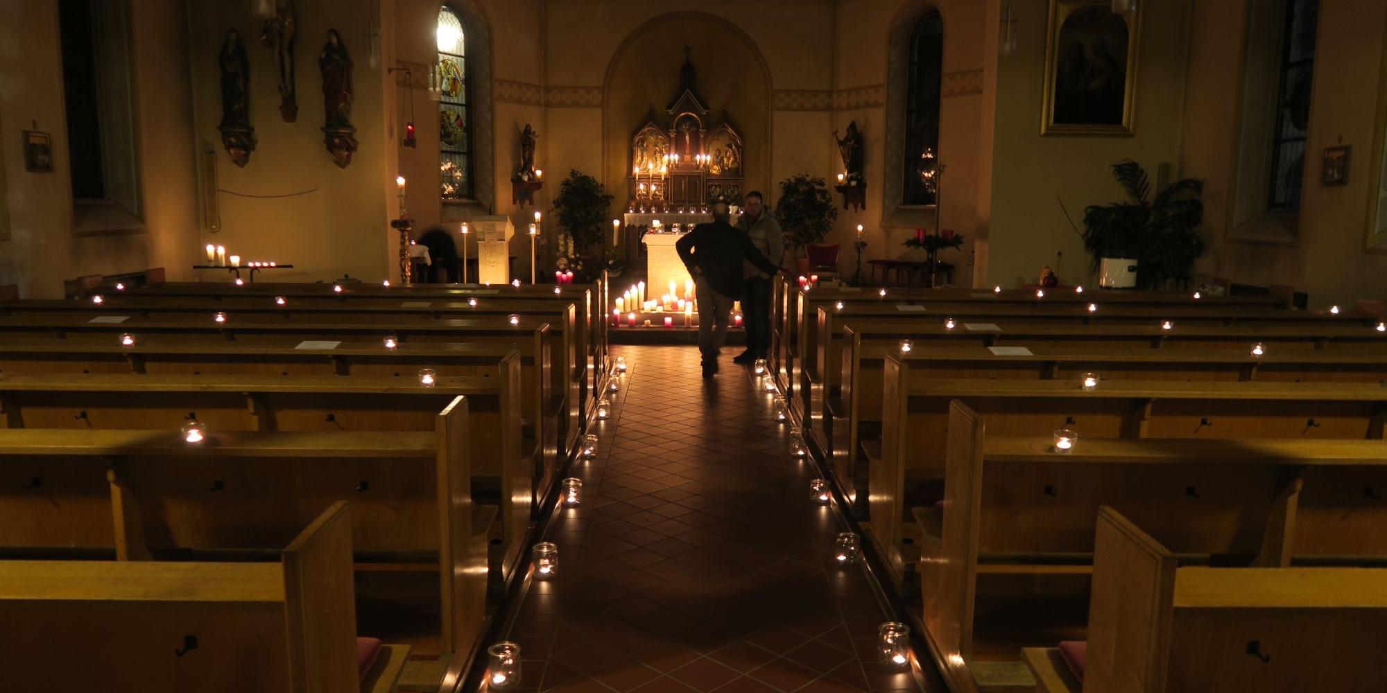 stimmungsvoll bei Kerzenschein - der Rorate-Gottesdienst in Liebshausen Die Gruppe hofft, den Gottesdienst auch im nächsten Jahr wieder anbieten zu können
