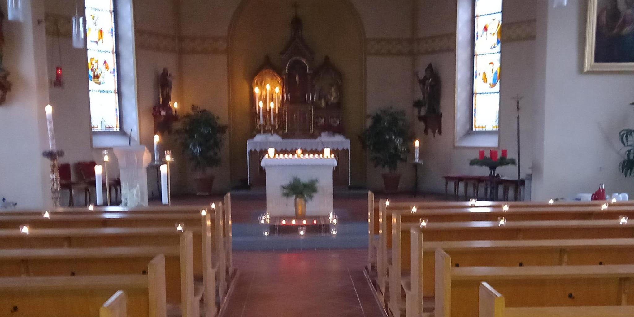 Die dunkle Kirche in Liebshausen wurde mit vielen Kerzen dekoriert (c) St. Lydia Die dunkle Kirche in Liebshausen wurde mit vielen Kerzen dekoriert