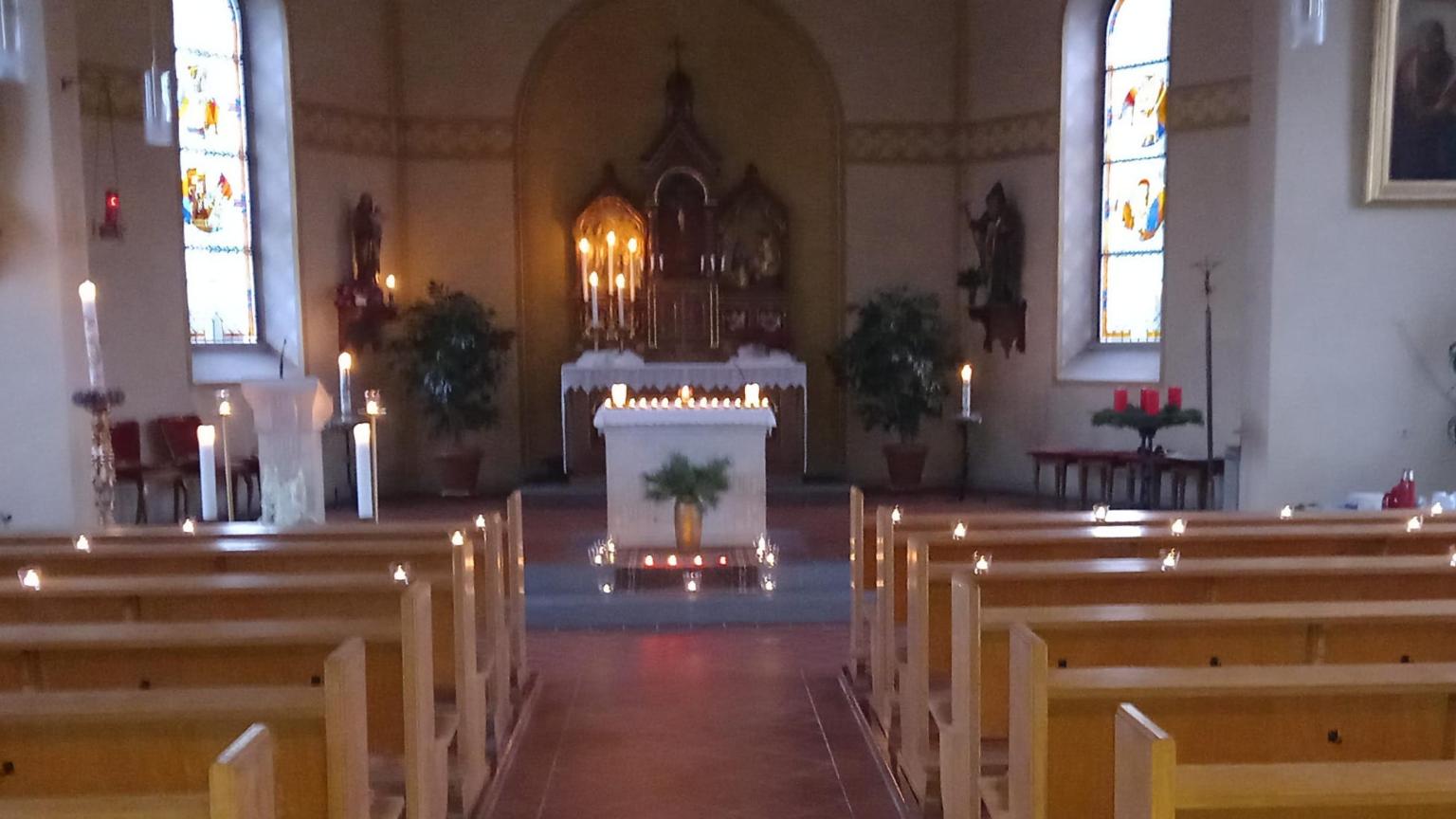 Die dunkle Kirche in Liebshausen wurde mit vielen Kerzen dekoriert