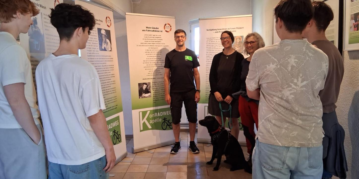 Schüler des HJG bei der Ausstellung (c) Pia Jahn Schüler des HJG bei der Ausstellung