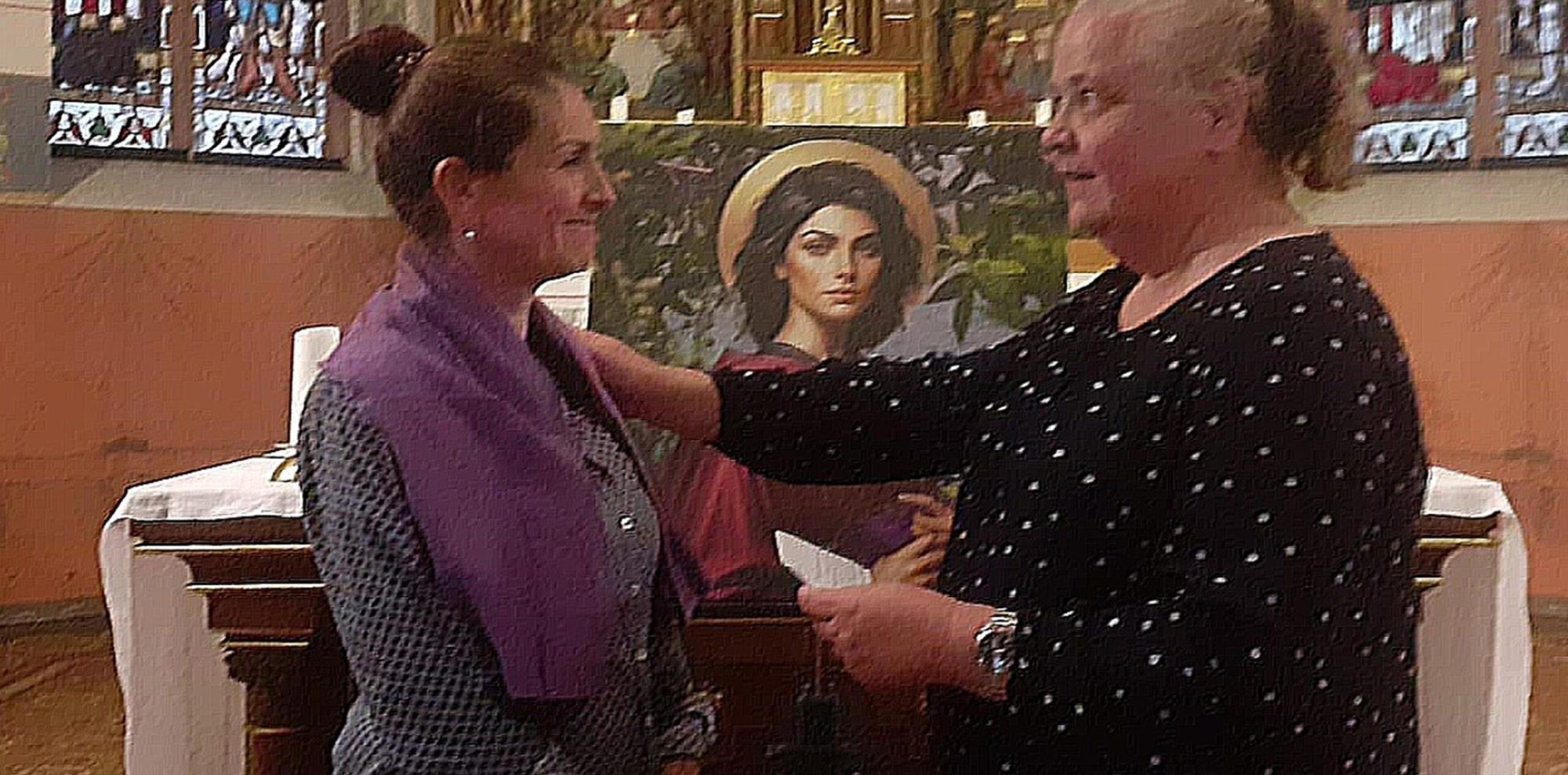 Sendung einer Gottesdienstbesucherin - Im HIntergrund das KI Bild der Heiligen Lydia