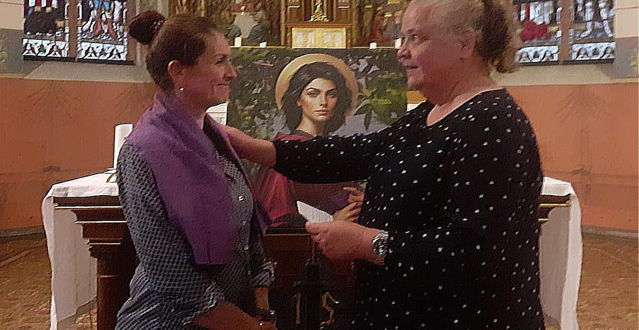 Sendung einer Gottesdienstbesucherin - Im HIntergrund das KI Bild der Heiligen Lydia