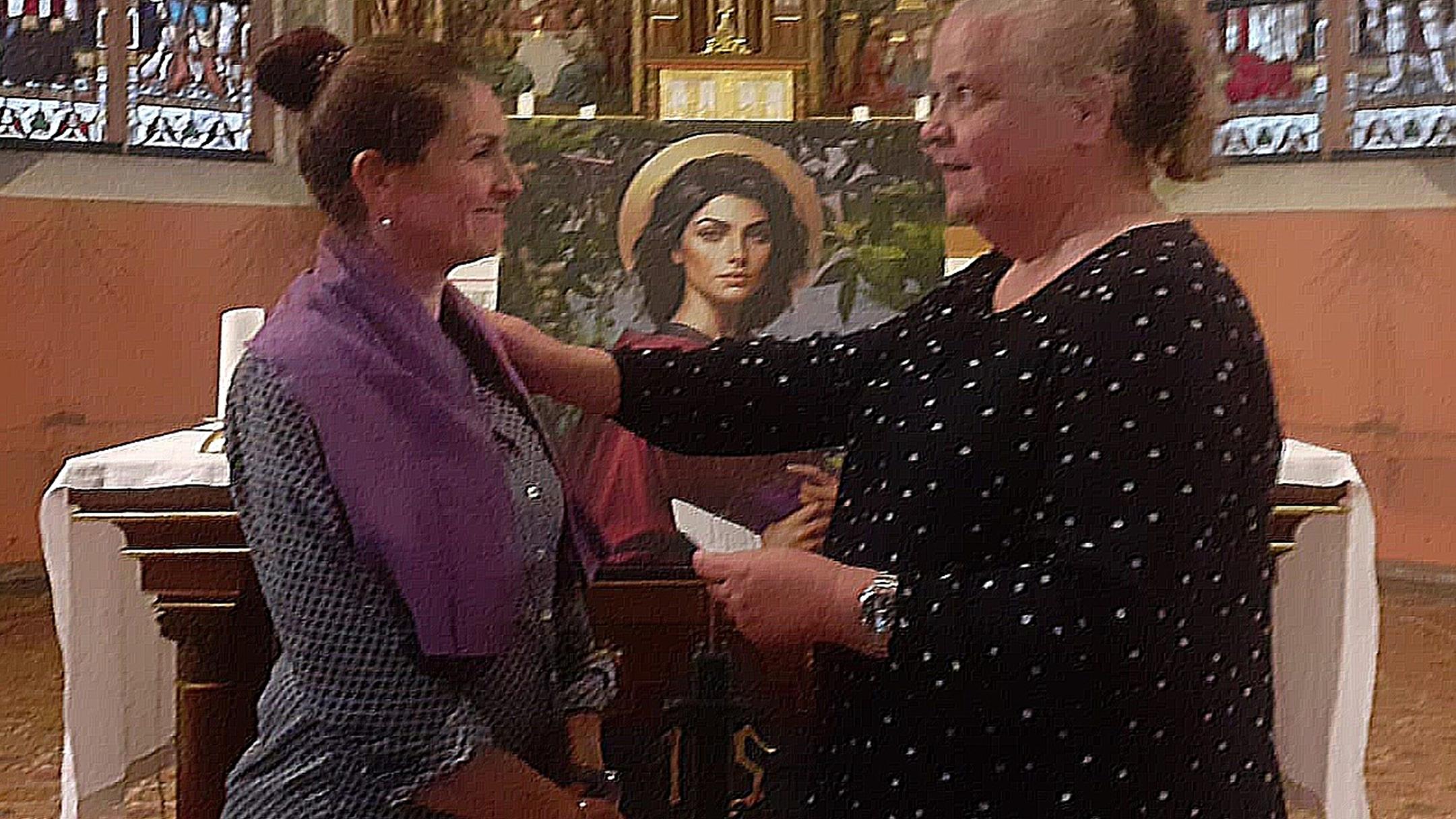 Sendung einer Gottesdienstbesucherin - Im HIntergrund das KI Bild der Heiligen Lydia