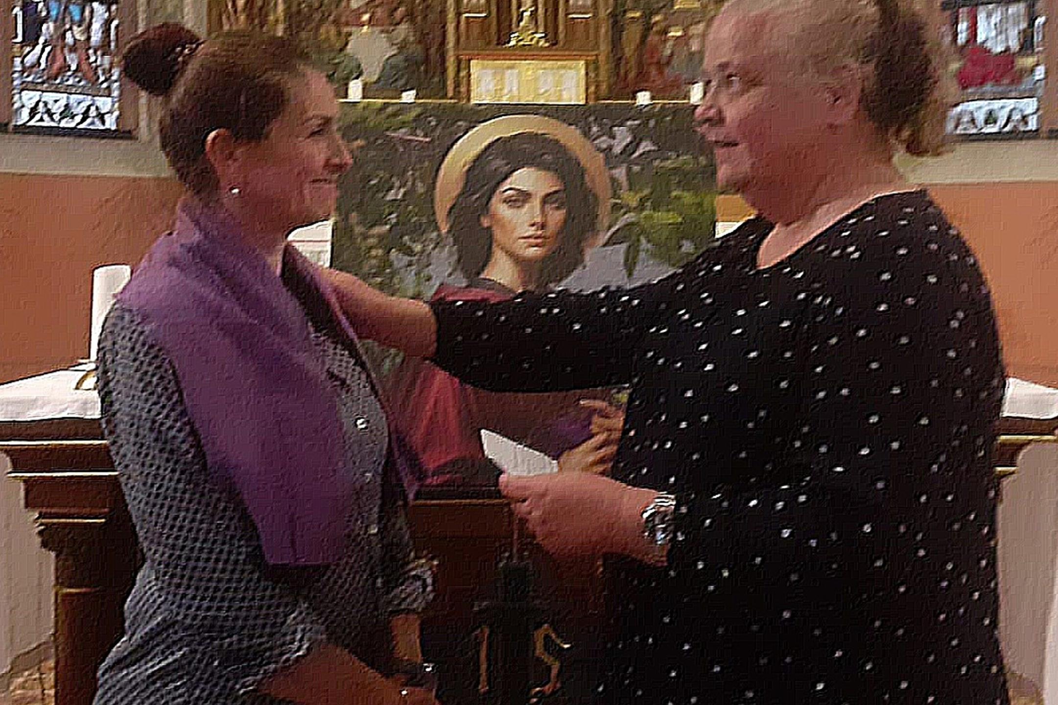 Sendung einer Gottesdienstbesucherin - Im HIntergrund das KI Bild der Heiligen Lydia