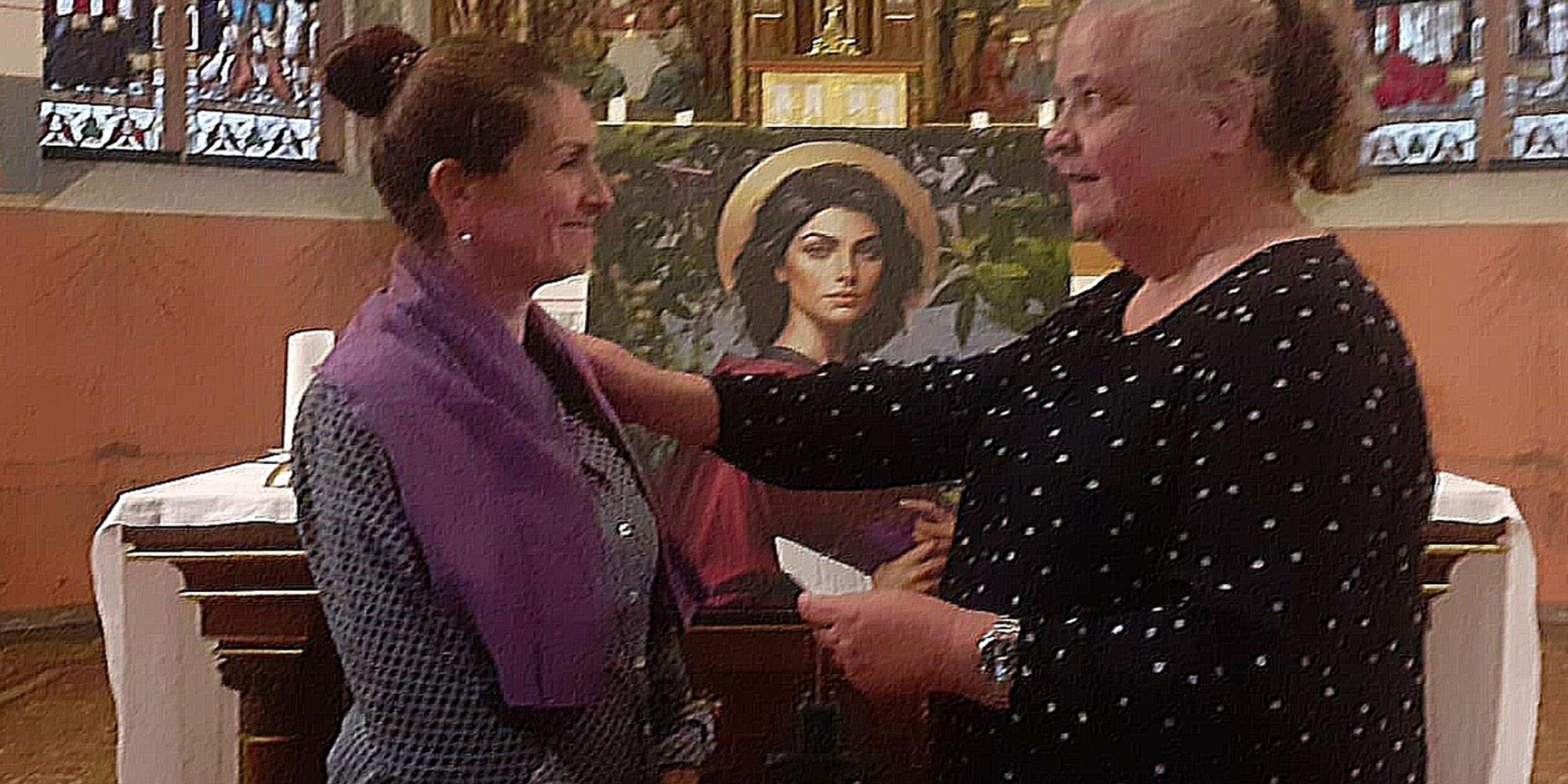 Sendung einer Gottesdienstbesucherin - Im HIntergrund das KI Bild der Heiligen Lydia