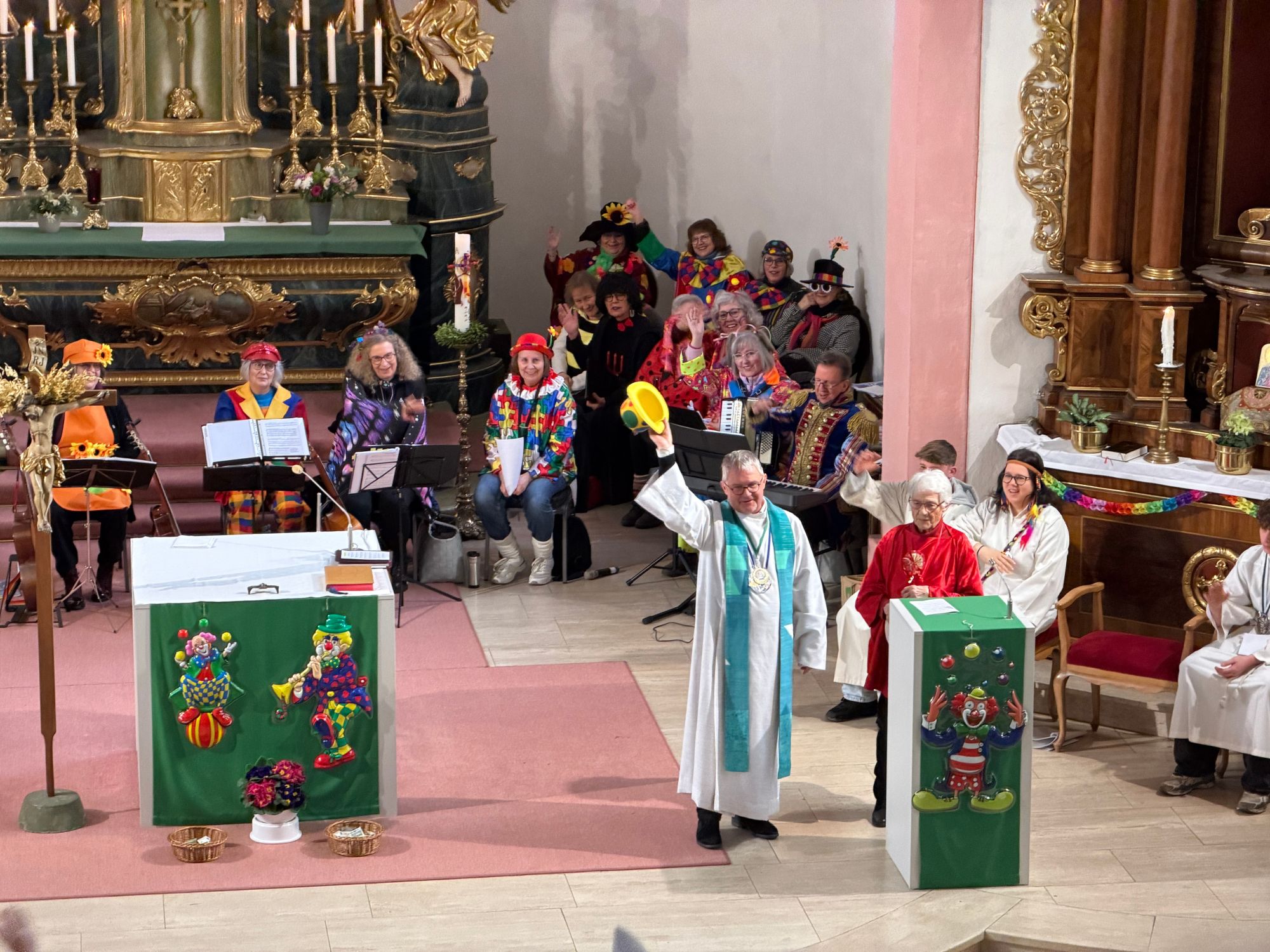Simmern- Helau wünschen die Mitwirkenden des Fastnachtsgottesdienstes in Simmern (c) Josef Karl Simmern- Helau wünschen die Mitwirkenden des Fastnachtsgottesdienstes in Simmern