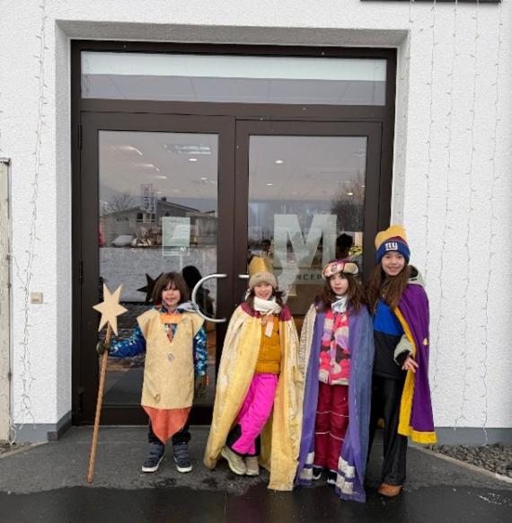 Eine Sternsingergruppe bei einem Hausbesuch in Simmern