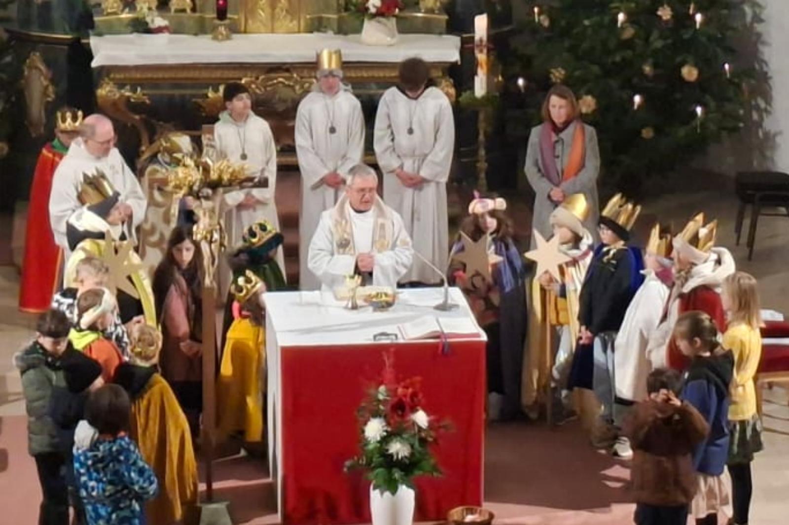 Sternsinger beim Abschlussgottesdienst in der Josefskirche