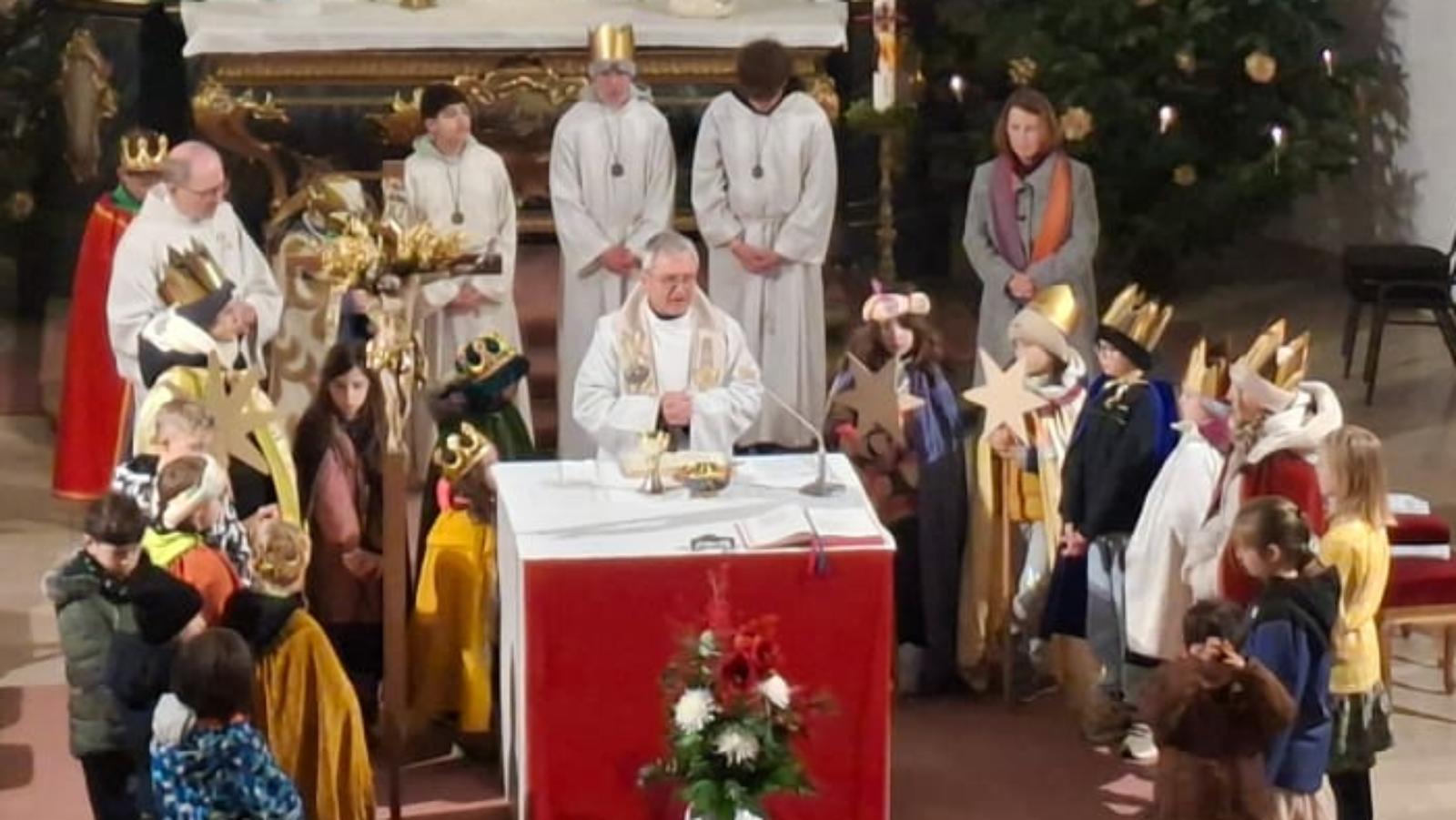 Sternsinger beim Abschlussgottesdienst in der Josefskirche