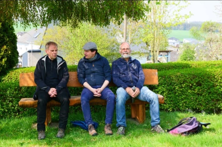 Thomas Schneider, Benjamin Engers und Wolfgang Jöst bei der Planung der ersten ökumenischen Wanderung
