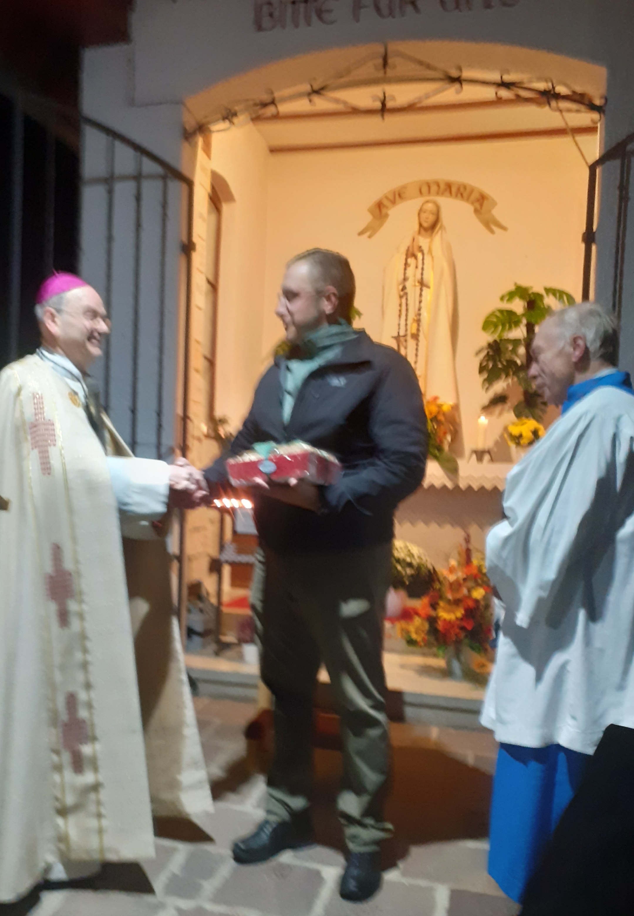 Weihbischof Brahm bedankt sich bei André Korbion (c) St. Lydia Weihbischof Brahm bedankt sich bei André Korbion