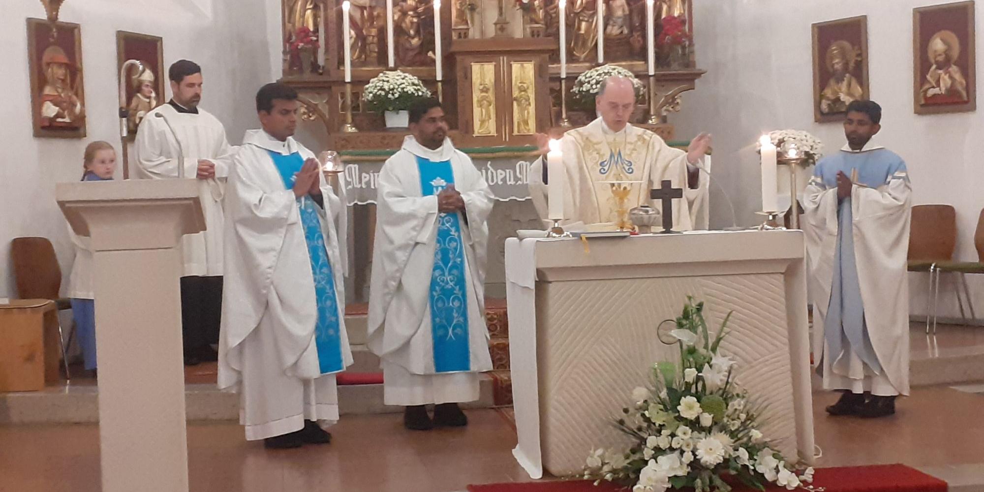 Weihbischof Brahm feiert die Heilige Messe in der Kirche in Kisselbach