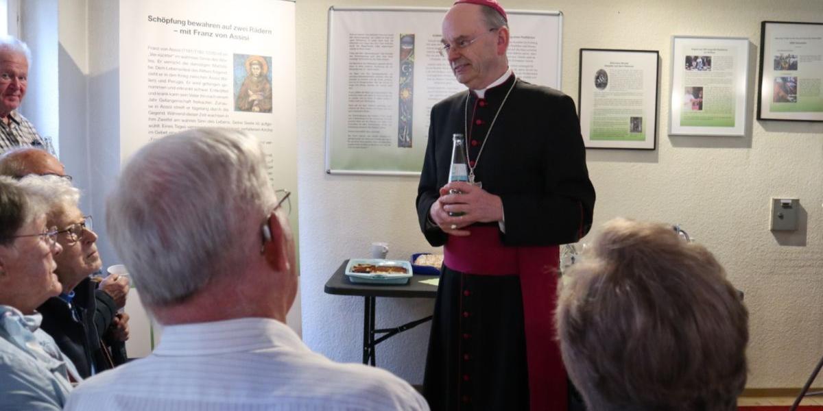 Weihbischof Brahm im Gespräch mit Besuchern (c) Julia Froder / Bischöfliche Pressestelle Weihbischof Brahm im Gespräch mit Besuchern