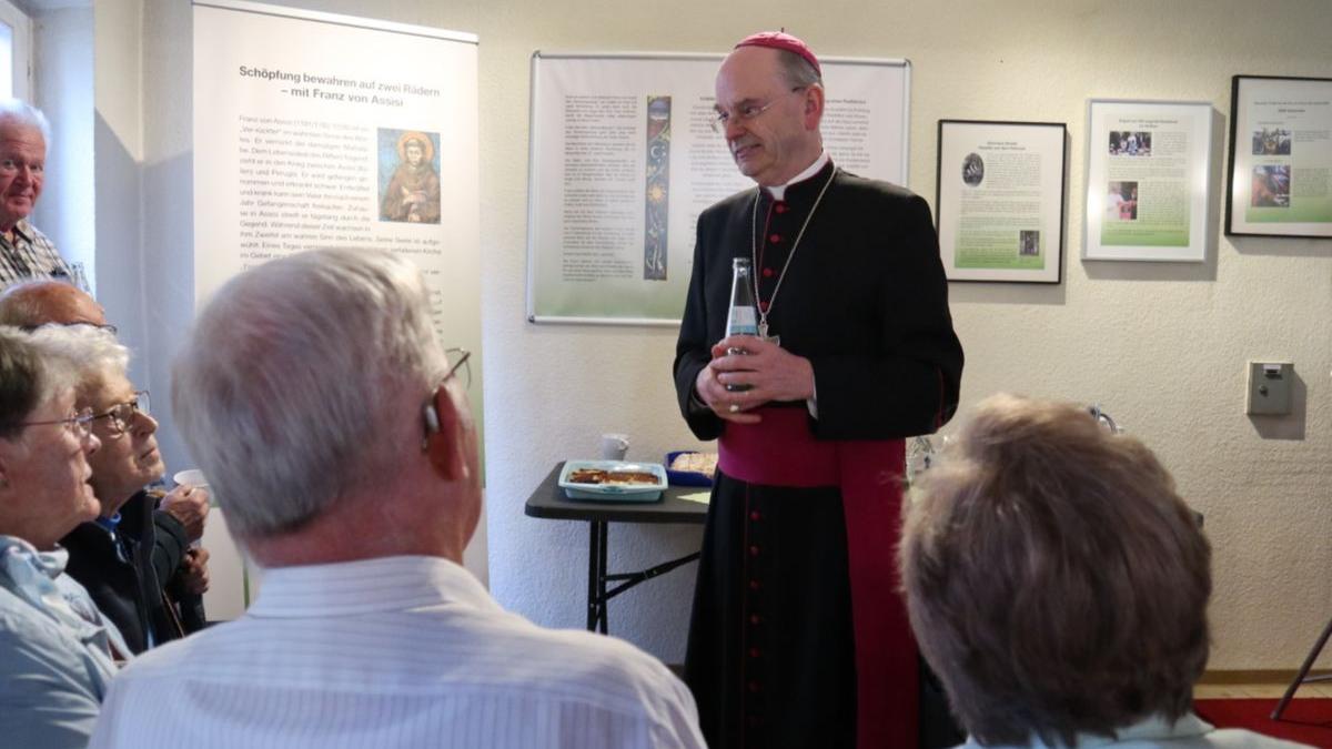 Weihbischof Brahm im Gespräch mit Besuchern