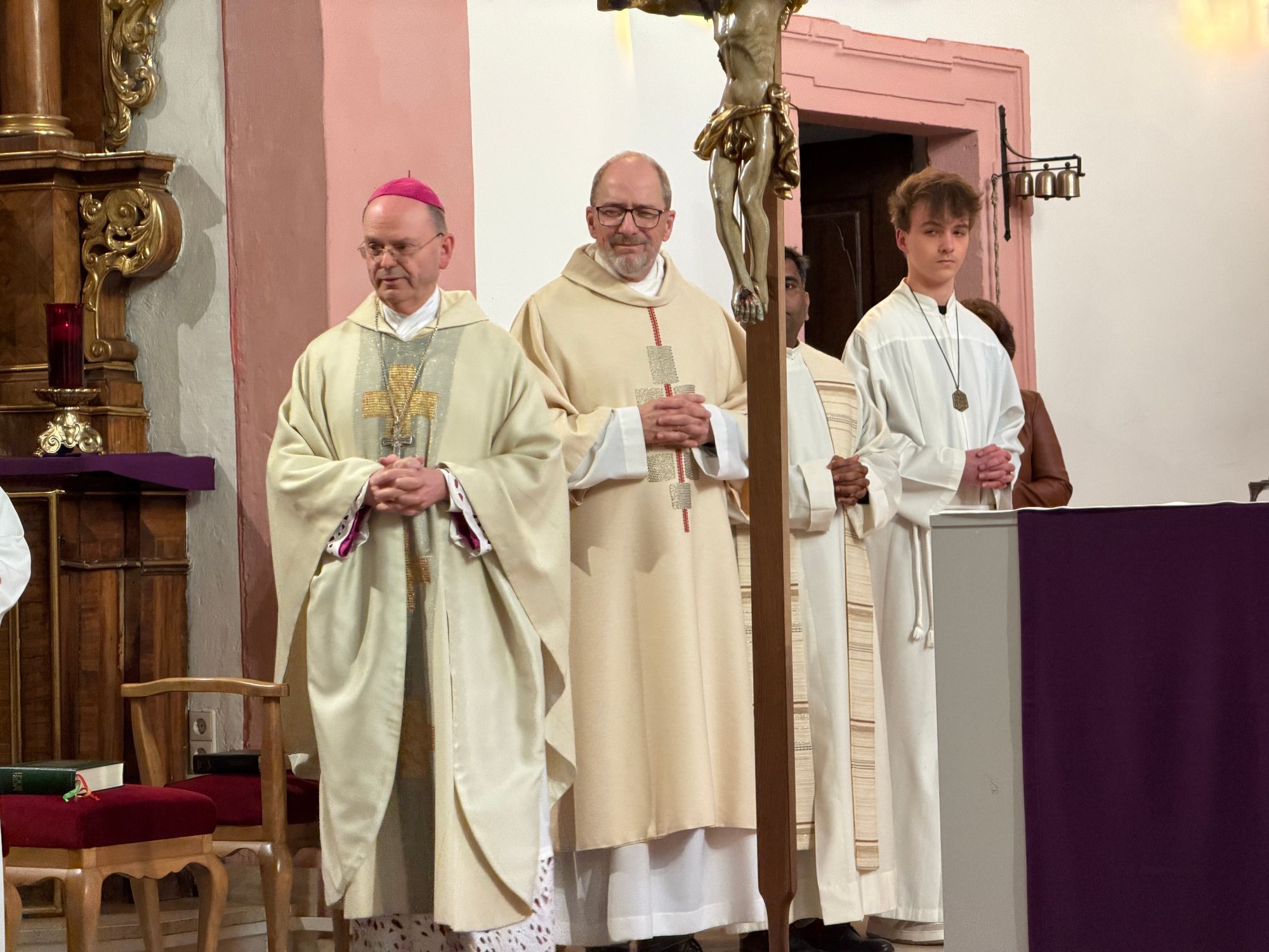 Weihbischof Brahm neben Diakon Harald Braun