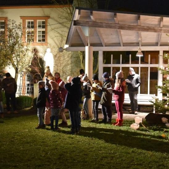 Adventssingen an der Waldkrippe
