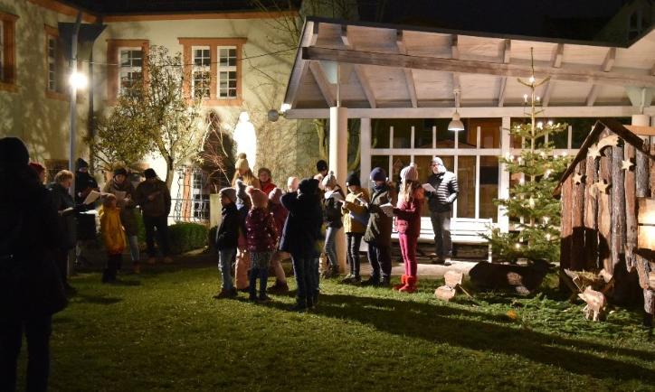 Adventssingen an der Waldkrippe