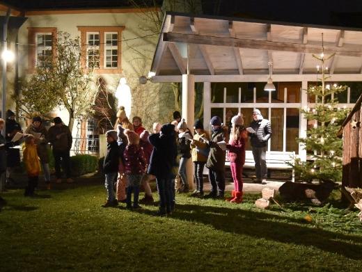 Adventssingen an der Waldkrippe