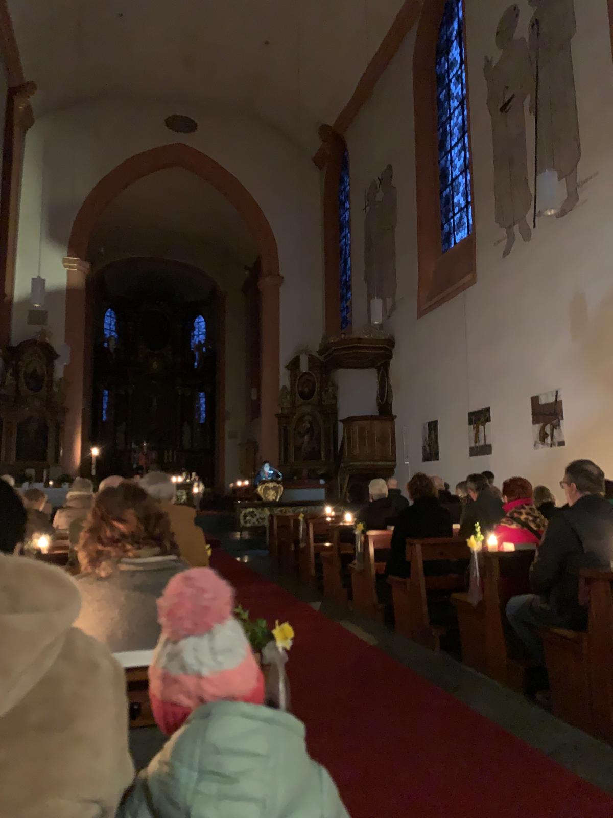 Kerzen erleuchteten den Hunsrück-Dom vor dem Gloria