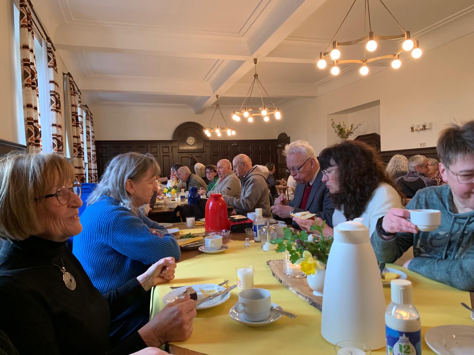 beim anschließenden Osterfrühstück entstanden neue Kontakte
