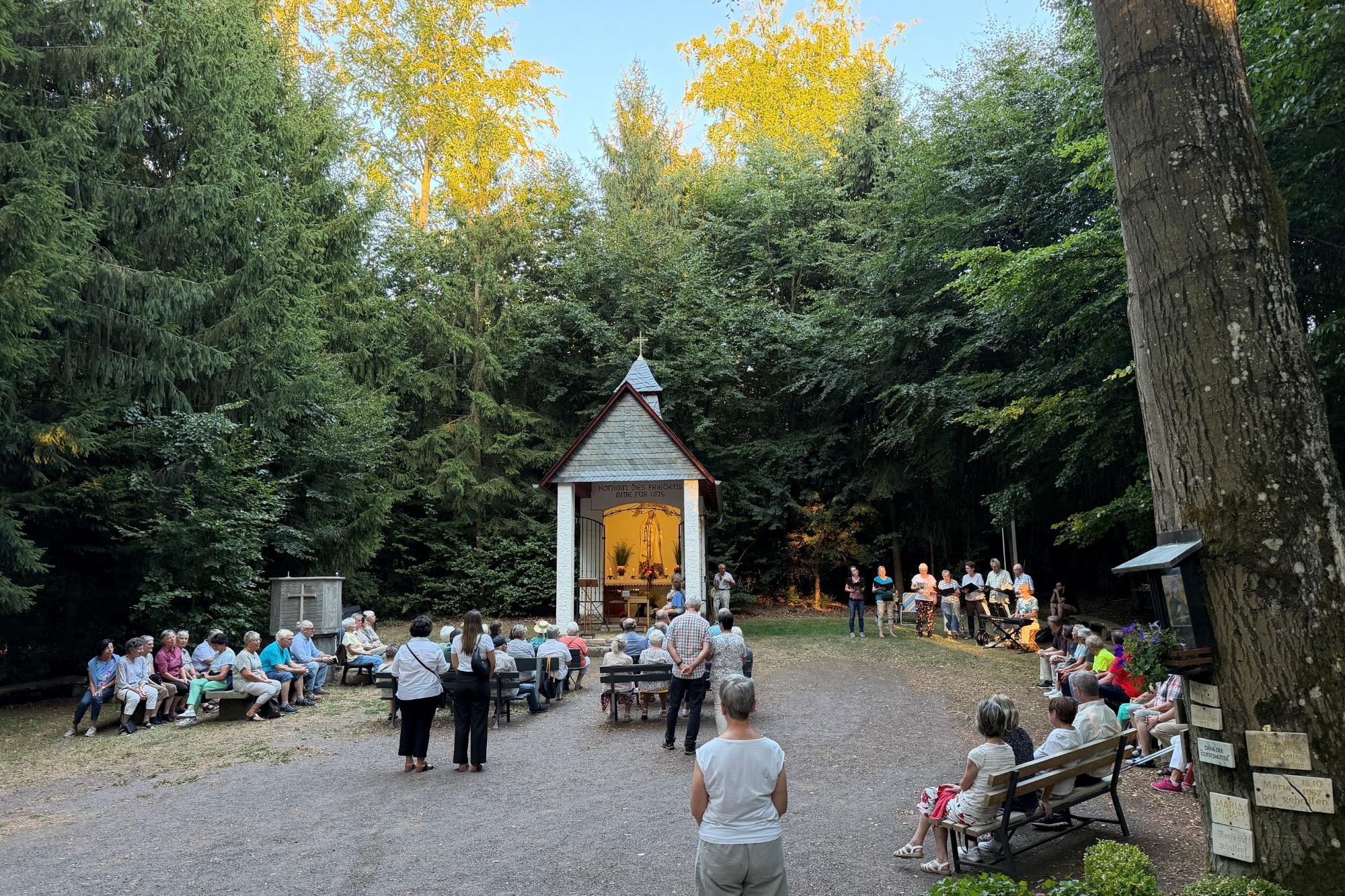 auch an der Waldkapelle wird für den Frieden gebetet