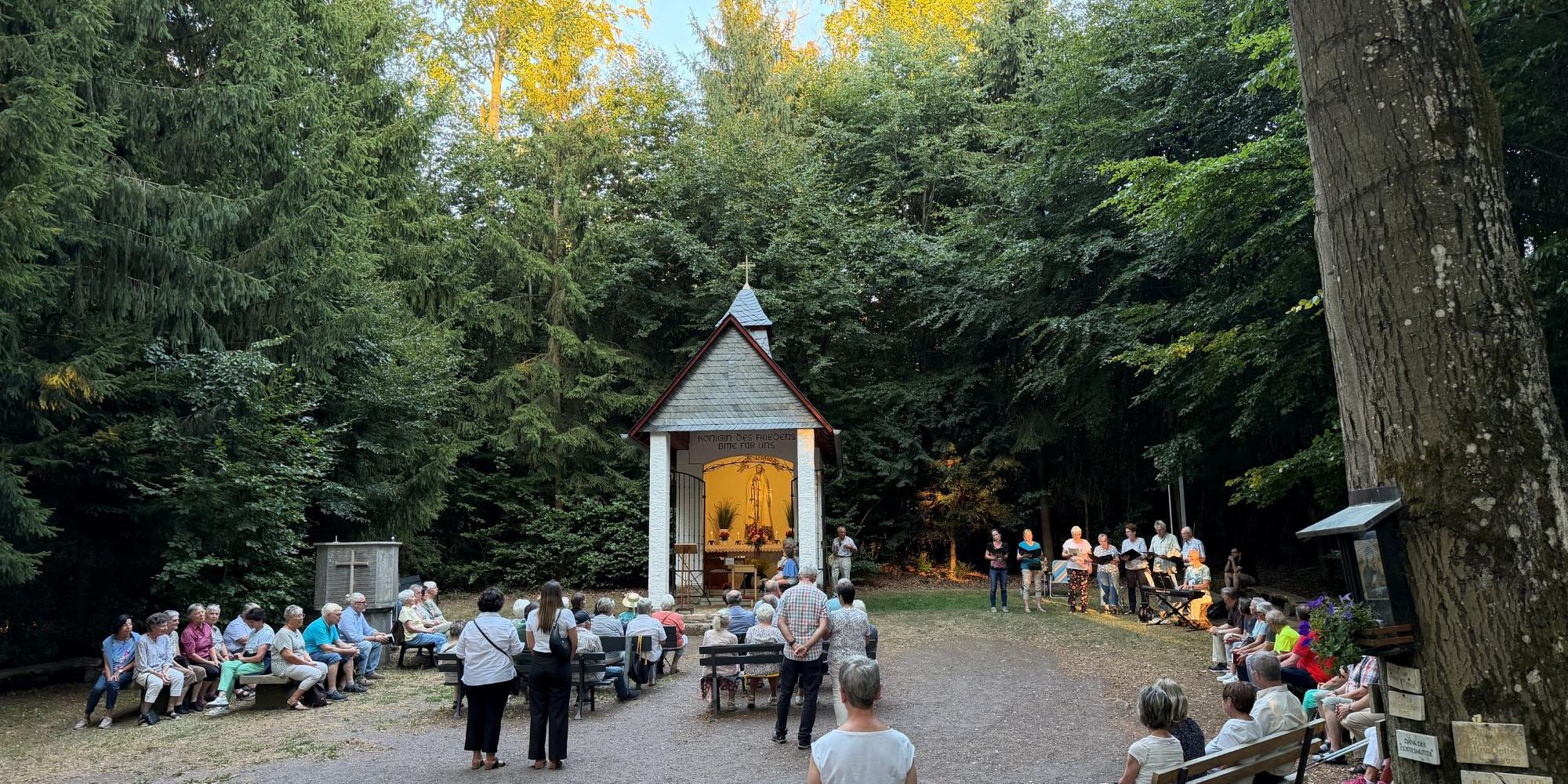 auch an der Waldkapelle wird für den Frieden gebetet (c) Josef Karl auch an der Waldkapelle wird für den Frieden gebetet