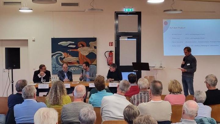 Podiums-Diskussion zum neuen Bestattungsrecht in Simmern