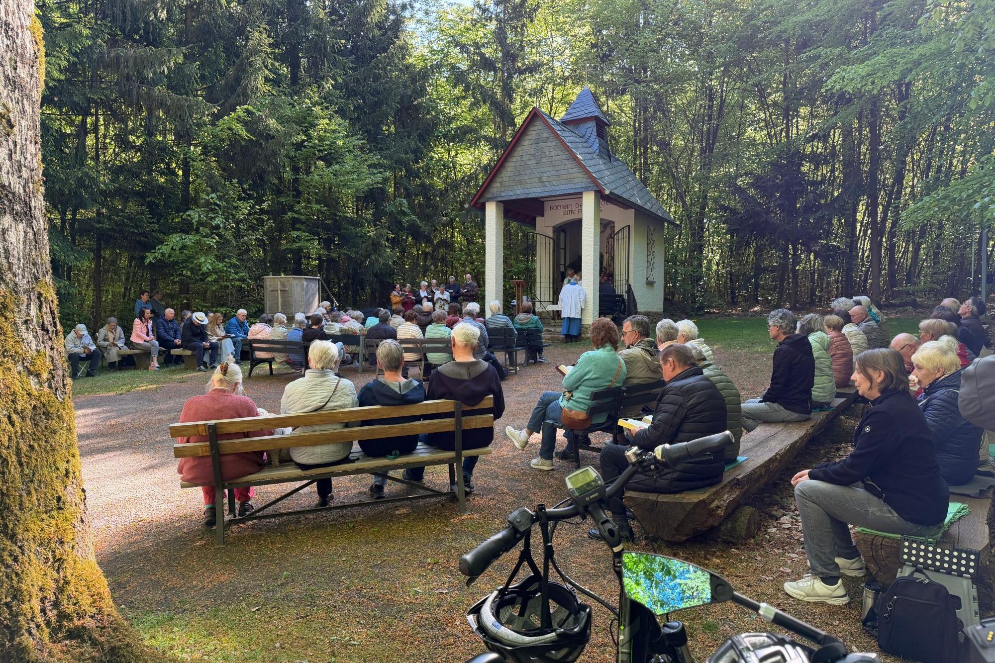 der Marienmonat Mai wird in St. Lydia traditonell an der Waldkapelle eröffnet