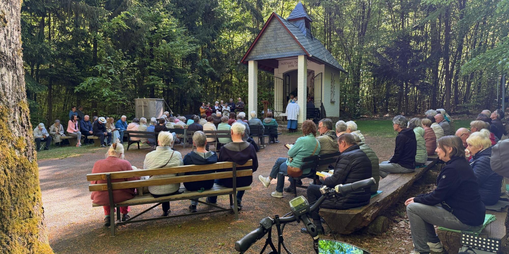 der Marienmonat Mai wird in St. Lydia traditonell an der Waldkapelle eröffnet