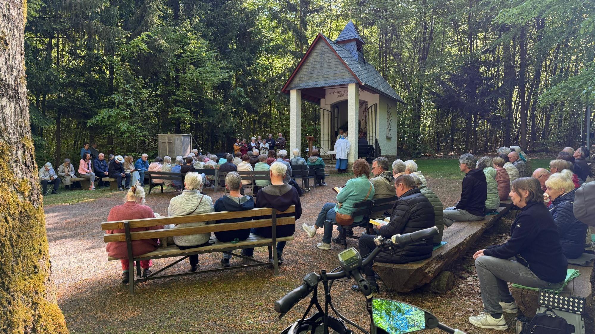 der Marienmonat Mai wird in St. Lydia traditonell an der Waldkapelle eröffnet