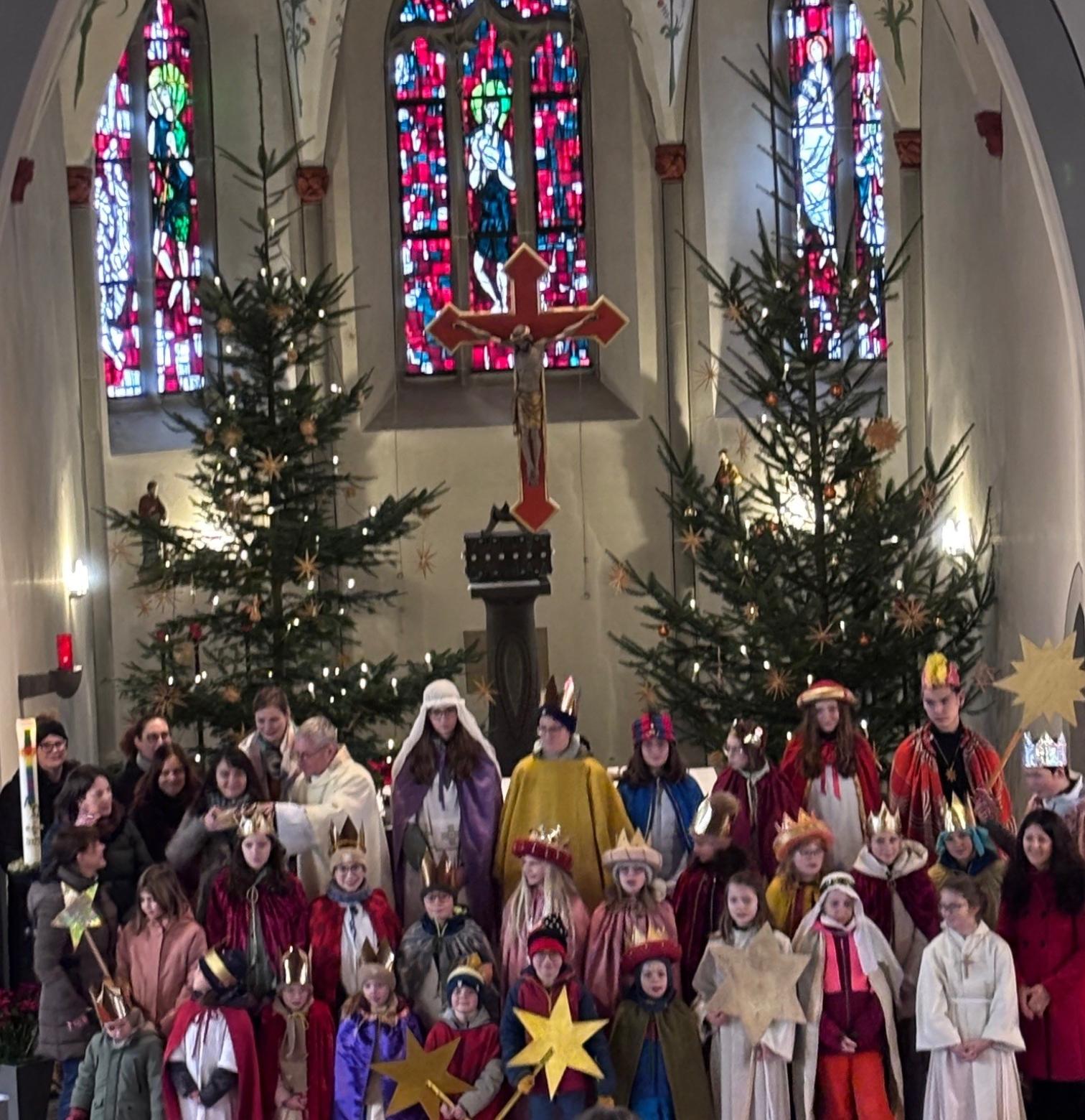 die Krone wird noch durch Pastor Lutz Schultz gerichtet