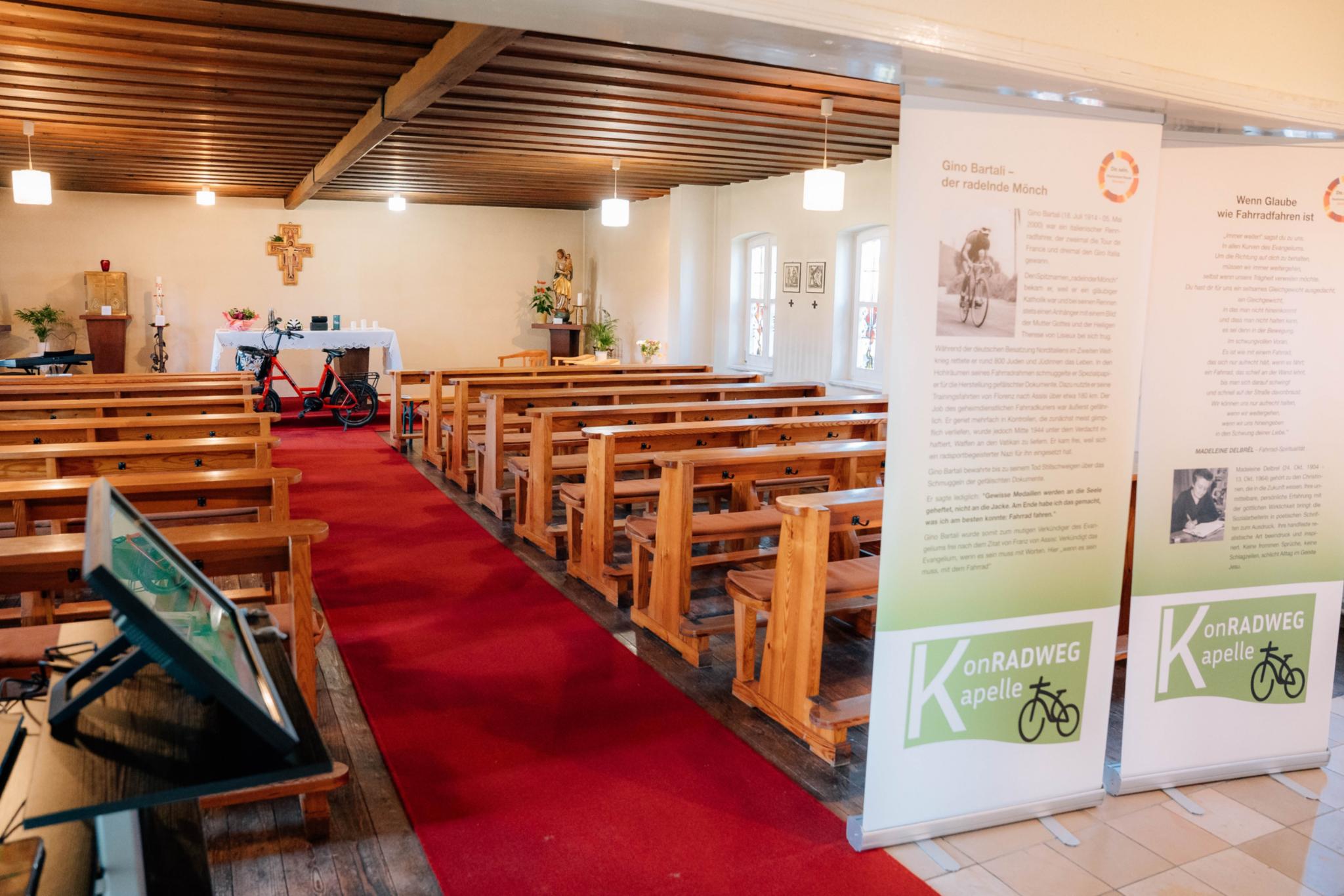 eine kleine Ausstellung zum Thema Radfahren ist in den Kirchenraum integriert