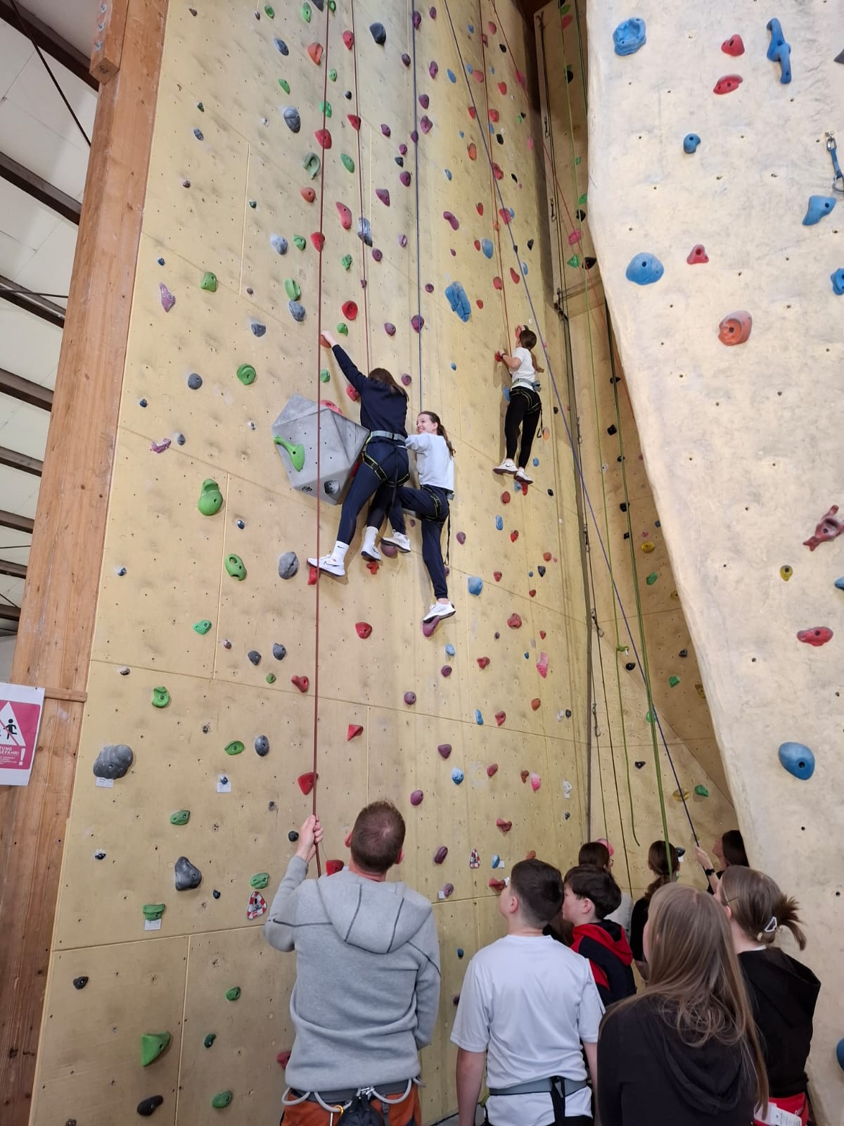 ganz schön hoch die Kletterwand (c) St. Lydia ganz schön hoch die Kletterwand