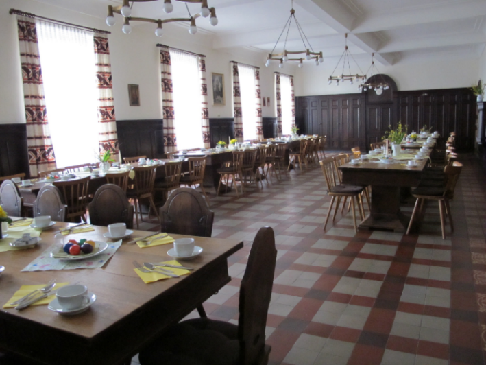 im Refektorium findet nach der Osternachtsfeier im Dom das traditionelle Osterfrühstück statt