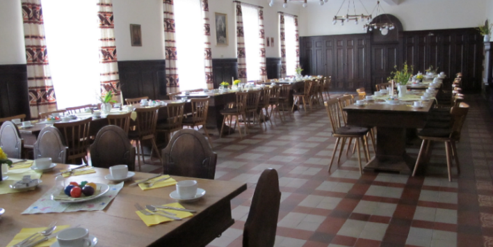 im Refektorium findet nach der Osternachtsfeier im Dom das traditionelle Osterfrühstück statt