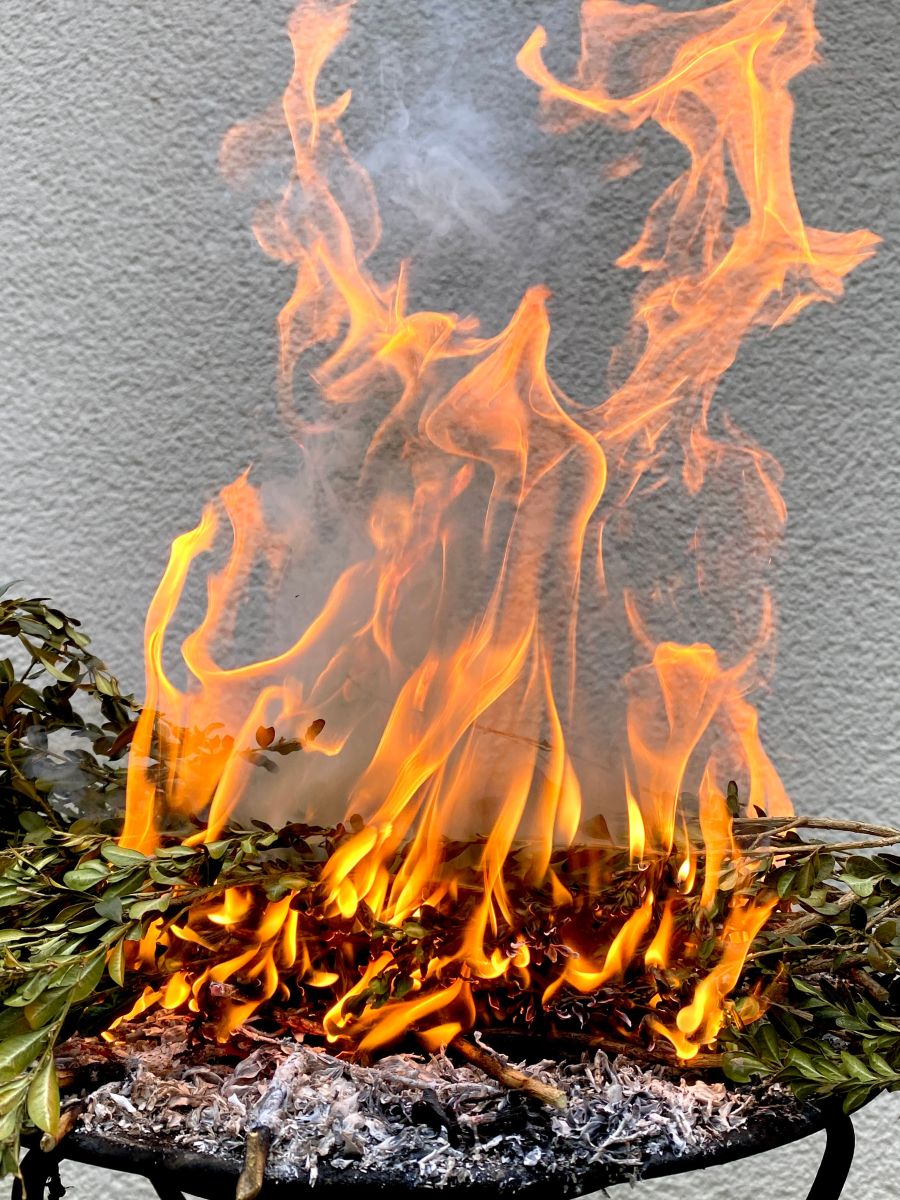 für das Aschenkreuz werden alte Palmzweige vom letzten Jahr verbrannt