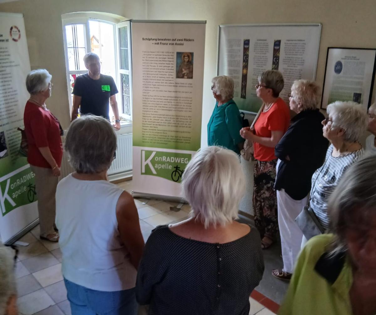 interessiert besichtigten di Frauen die Dauerausstellung in der KonRADWEG-Kapelle (c) Pia Jahn interessiert besichtigten di Frauen die Dauerausstellung in der KonRADWEG-Kapelle