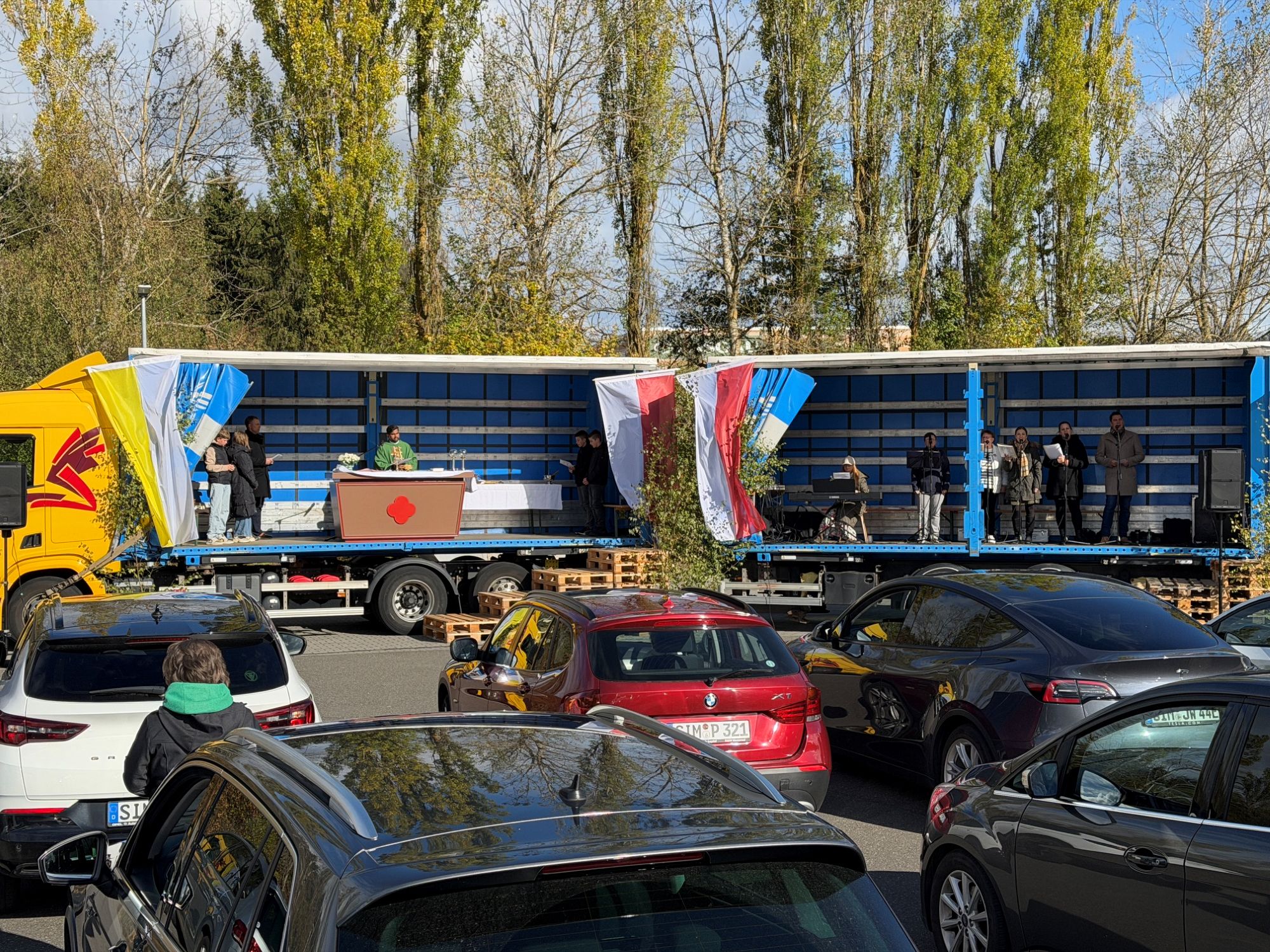 links feiert Pater Varun auf einem LKW die Heilige Messe (c) Josef Karl links feiert Pater Varun auf einem LKW die Heilige Messe