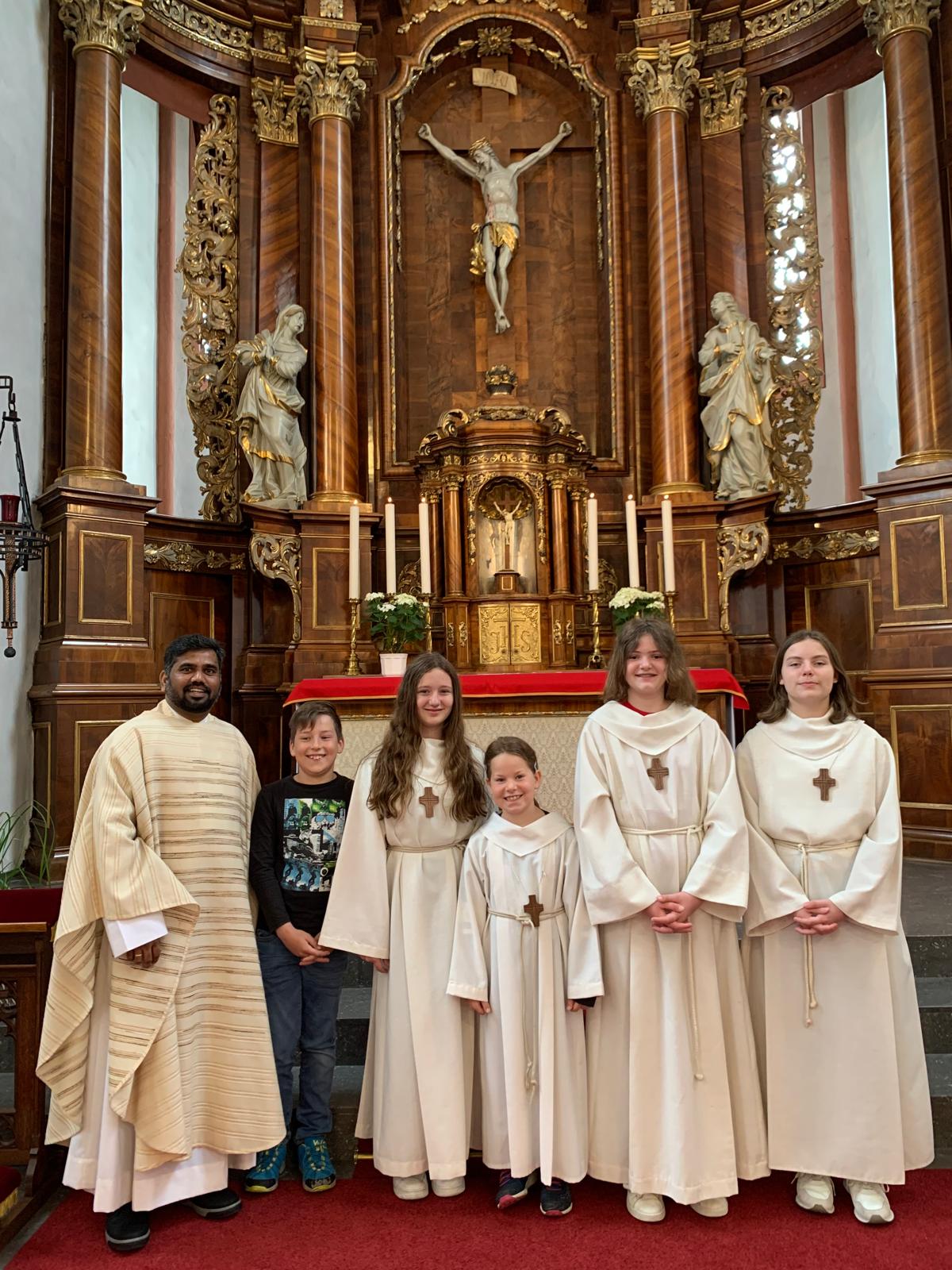 nach dem Einführungsgottesdienst wurde ein Gruppenfoto aller Beteiligten gemacht (c) Anita Breuer nach dem Einführungsgottesdienst wurde ein Gruppenfoto aller Beteiligten gemacht