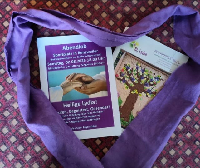 purpurgefärbtes Tuch mit Liedblatt und Pfarrbrief (c) Wolfgang Jöst purpurgefärbtes Tuch mit Liedblatt und Pfarrbrief