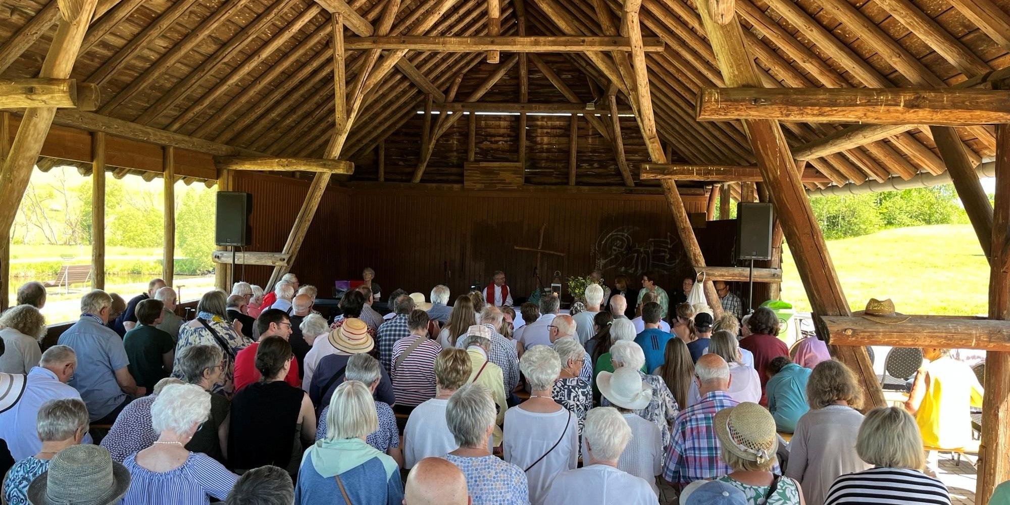 traditionell am Pfingstmontag feiert der ACK Simmern einen ökumenischen Gottesdienst am Simmersee (c) Sylvia Brand traditionell am Pfingstmontag feiert der ACK Simmern einen ökumenischen Gottesdienst am Simmersee